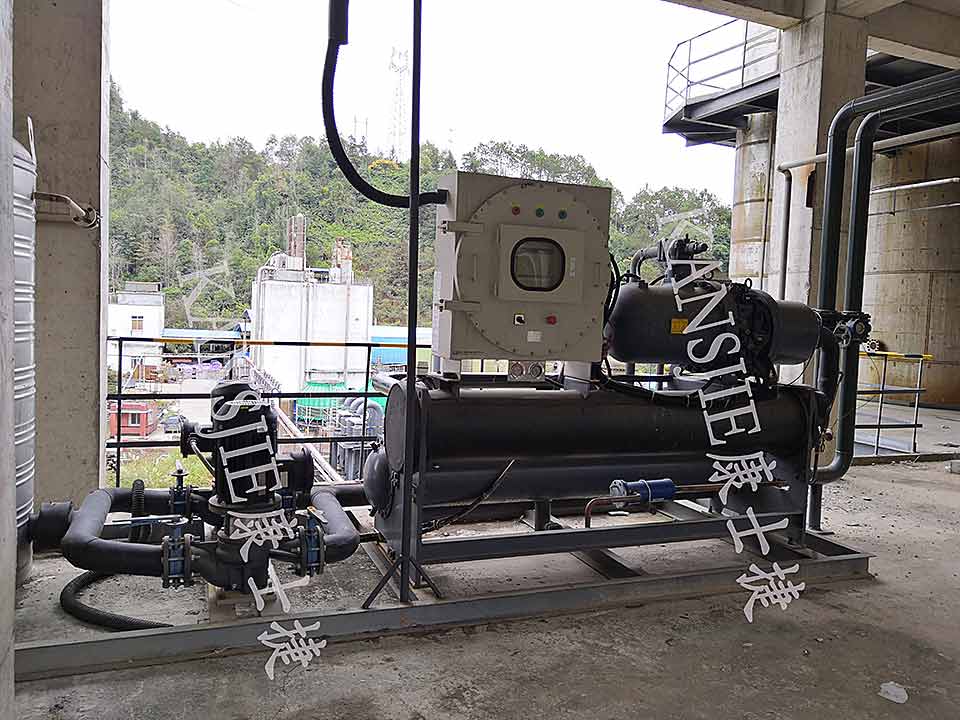 化工業(yè)用低溫螺桿式防爆冷凍機使用現(xiàn)場照片